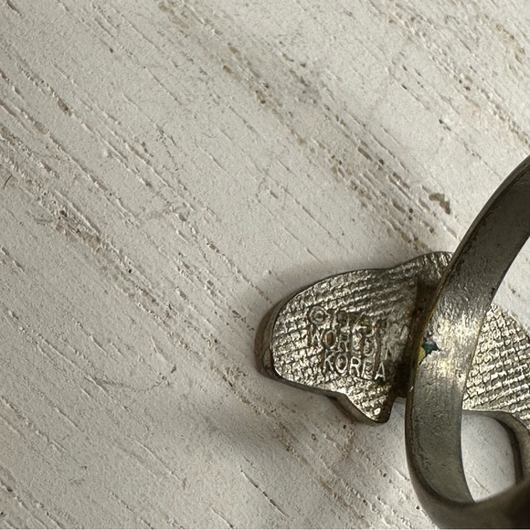 Vintage 1975 SeaWorld Shamu Enamel Adjustable Souvenir Ring - Picture 2 of 4